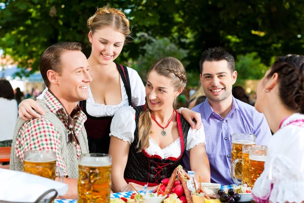 Amis sur une table avec de la bière — Photo