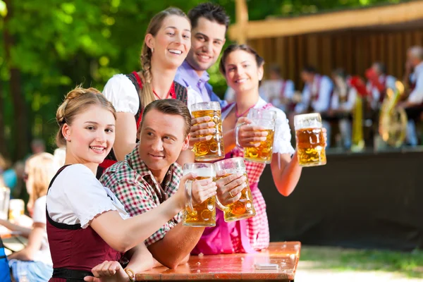 In Beer garden - friends — Stock Photo, Image