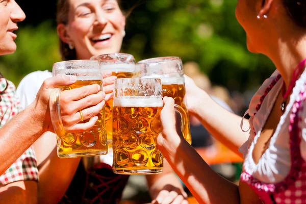 Coppie sedute nel giardino della birra — Foto Stock