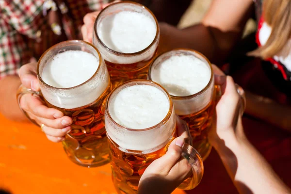 Bière fraîche dans un jardin de bière — Photo