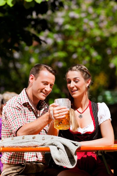 Casal feliz sentado no jardim de cerveja — Fotografia de Stock