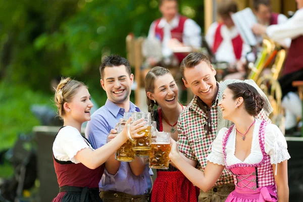 In de biertuin - vrienden — Stockfoto