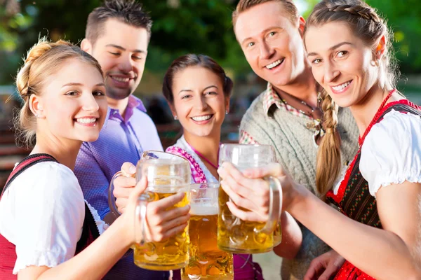 Amici che bevono birra — Foto Stock