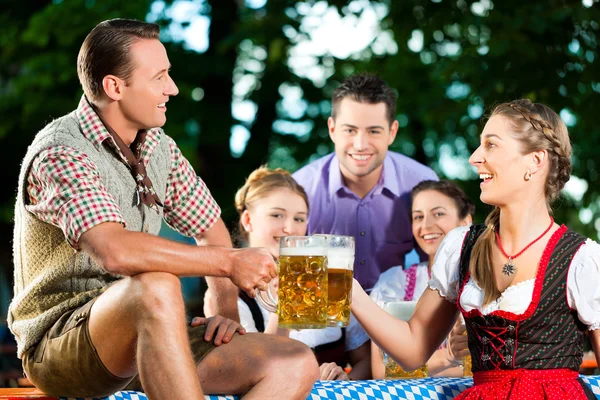 Přátelé pijí pivo — Stock fotografie
