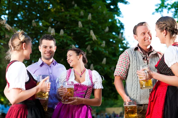 Vrienden die bier drinken — Stockfoto