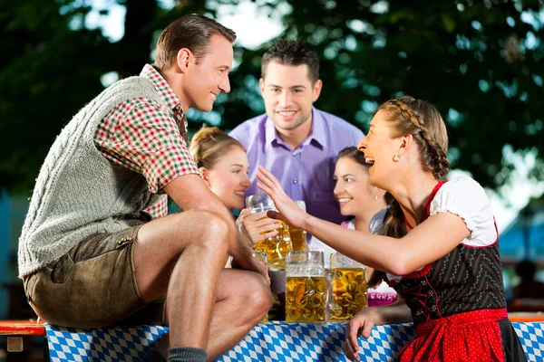 Vänner som dricker öl — Stockfoto