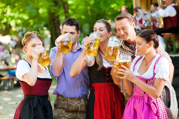 Dans le jardin de la bière - amis — Photo