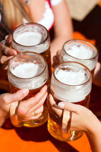 Cerveja fresca em um jardim de cerveja — Fotografia de Stock