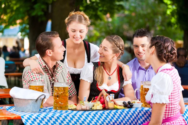 Amigos en una mesa con cerveza — Foto de Stock