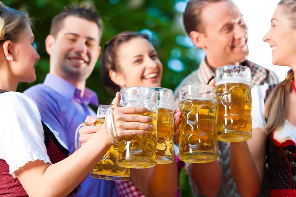 Vrienden die bier drinken — Stockfoto