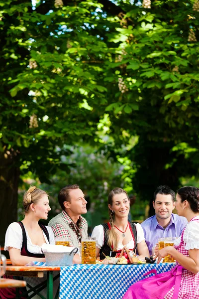 Amici su un tavolo con birra — Foto Stock