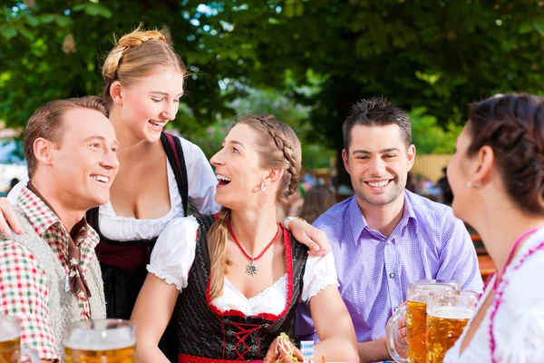 Freunde auf einem Tisch mit Bier — Stockfoto