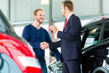 Genç adam ve satıcı ile otomatik