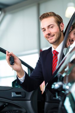 Genç adam veya otomatik satıcısı