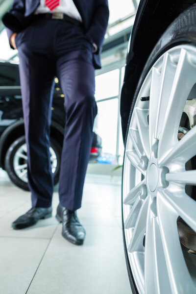 Молодой человек в автосалоне
