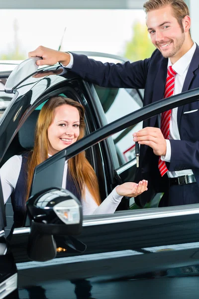 Dealer, female client and auto — Stock Photo, Image