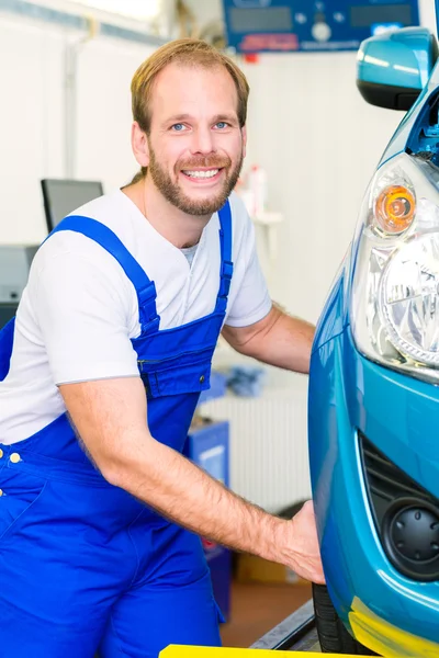 Mecánico de coches en taller de servicio — Foto de Stock