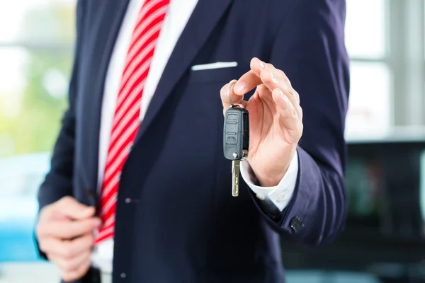 Auto dealer in car dealership — Stock Photo, Image