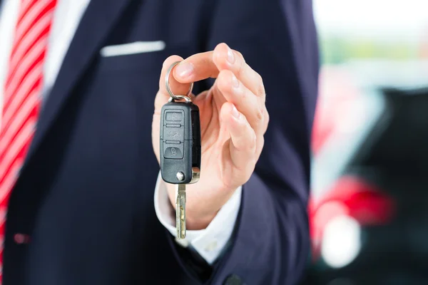 Auto revendedor em concessionária de automóveis — Fotografia de Stock