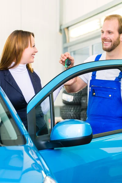 Klienta i samochód mechanik w warsztacie auto — Zdjęcie stockowe