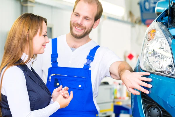 Kunde und Kfz-Mechaniker in der Werkstatt — Stockfoto