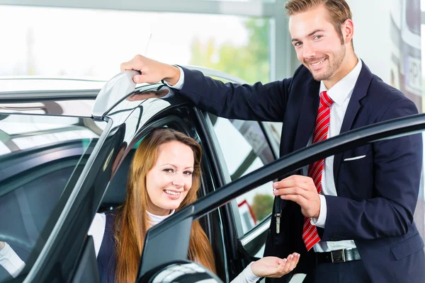 Klientin und Auto — Stockfoto