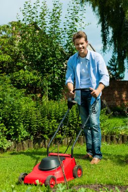 Adam yaz aylarında çim biçme