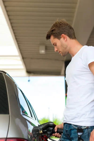 Refuel the car on a gas station — Stock Photo, Image