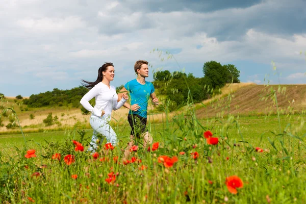 Giovane coppia sportiva è jogging al di fuori — Foto Stock