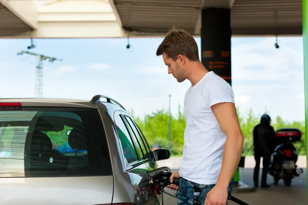 De auto op een benzinestation tanken — Stockfoto