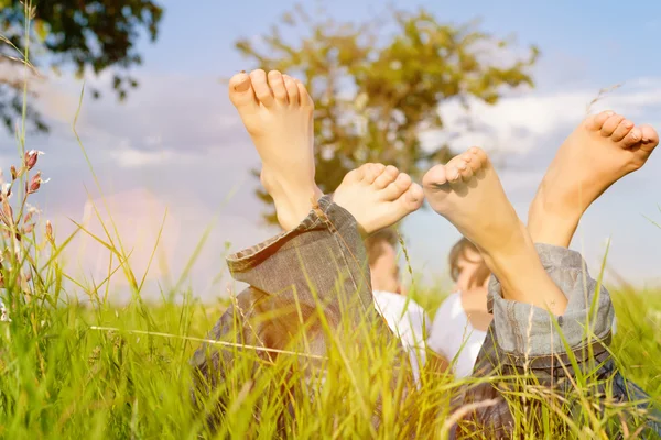 Couple sur prairie en vacances d'été — Photo