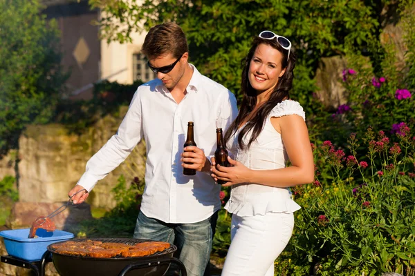 Paar doen Bbq in tuin — Stockfoto