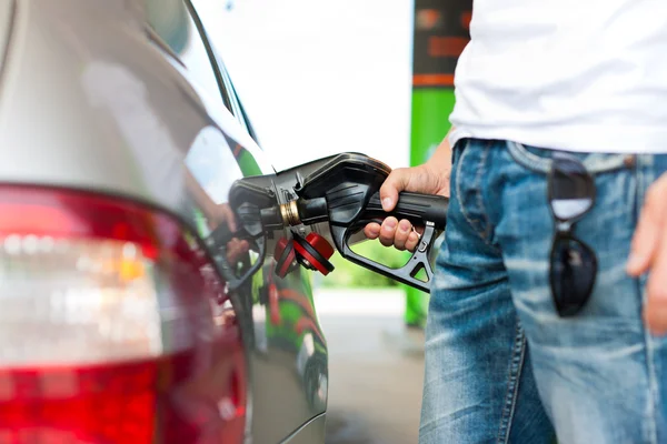 Repostar el coche en una gasolinera —  Fotos de Stock