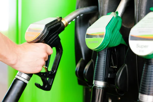 De auto op een benzinestation tanken — Stockfoto