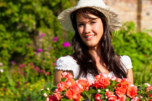 Jardinagem em verão - mulher com flores — Fotografia de Stock