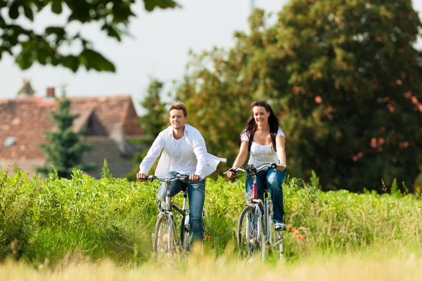 남자와 여 자가 여름에 자전거 — 스톡 사진