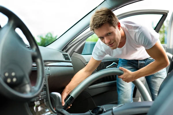 男は車をクリーニングします。 — ストック写真