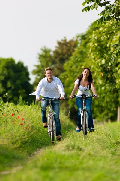 남자와 여 자가 여름에 자전거 — 스톡 사진