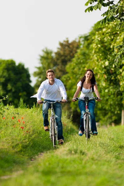 Homme et femme faisant du vélo en été — Photo