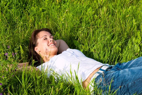 芝生の上に敷設する女性は夢を見ていると — ストック写真