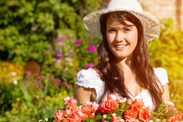 Donna in giardino estivo con fiori — Foto Stock