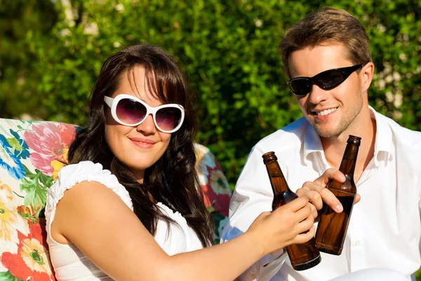 Пара пьющих пиво летом — стоковое фото