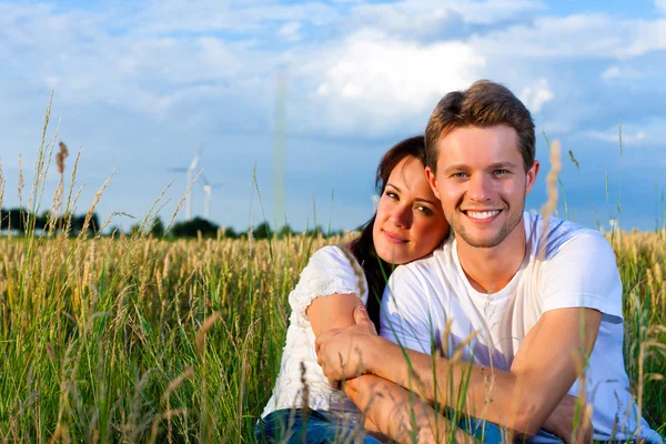 草原の幸せなカップル — ストック写真