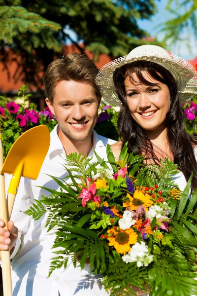 Lyckliga par trädgårdsskötsel i sommar — Stockfoto