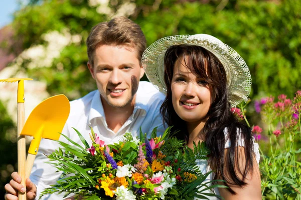Happy couple gardening in summer — Stock Photo, Image