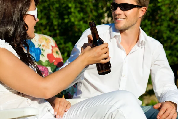 夫妇在夏天喝啤酒 — 图库照片