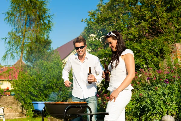 Par gör grillplats i trädgården — Stockfoto