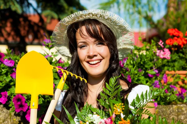 Trädgårdsskötsel i sommar - kvinna med blommor — Stockfoto