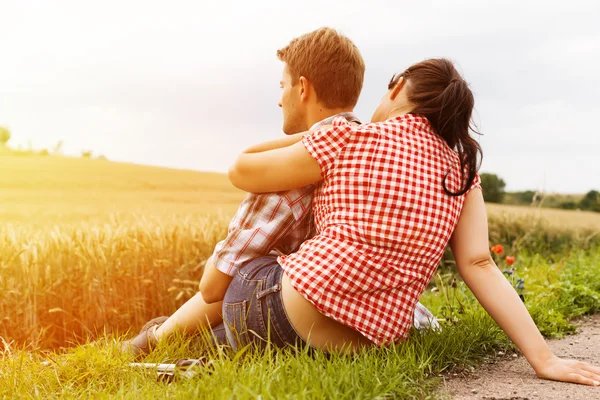 Jeune couple sportif randonnée à l'extérieur — Photo