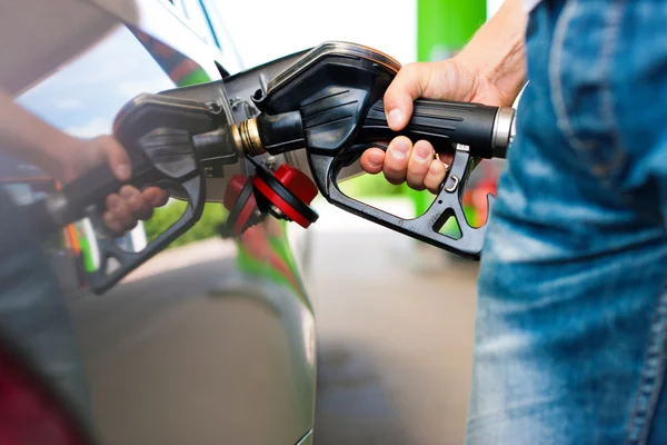 Repostar el coche en una gasolinera — Foto de Stock